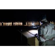 Le colonel Nicolas James du 7e bataillon de chasseurs alpins (BCA) lit l'ordre du jour lors d'une cérémonie à Gao, au Mali.