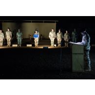 Le lieutenant Denis du 7e bataillon de chasseurs alpins (BCA) lit le récit des combats de la Sidi Brahim lors d'une cérémonie à Gao, au Mali.