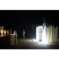 Le lieutenant Denis du 7e bataillon de chasseurs alpins (BCA) lit le récit des combats de la Sidi Brahim devant un marabout à Gao, au Mali.