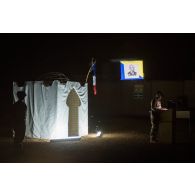 Le lieutenant Denis du 7e bataillon de chasseurs alpins (BCA) lit le récit des combats de la Sidi Brahim aux côtés du colonel Nicolas James devant un marabout, au Mali.