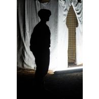 Le colonel Nicolas James du 7e bataillon de chasseurs alpins (BCA) écoute le récit des combats de la Sidi Brahim aux côtés d'un marabout à Gao, au Mali.