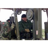 Portrait du conducteur d'un engin de manutention du DTIA (détachement de transit interarmées) sur l'aéroport de Mazar e Charif.