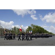 Défilé à pied des ESSA (écoles du Service de santé des armées) : ESSA de Lyon-Bron et EDVG (école du Val-de-Grâce) lors de la cérémonie du 14 juillet 2011.
