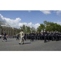 Défilé à pied des ESSA (écoles du Service de santé des armées) : ESSA de Lyon-Bron et EDVG (école du Val-de-Grâce) lors de la cérémonie du 14 juillet 2011.