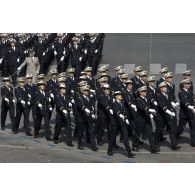 Défilé à pied des ESSA (écoles du Service de santé des armées) : ESSA de Lyon-Bron et EDVG (école du Val-de-Grâce) lors de la cérémonie du 14 juillet 2011.
