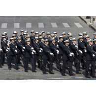 Défilé à pied des ESSA (écoles du Service de santé des armées) : ESSA de Lyon-Bron et EDVG (école du Val-de-Grâce) lors de la cérémonie du 14 juillet 2011.