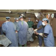 Au bloc opératoire de l'hôpital jordanien de Mazar e Charif, intervention chirurgicale orthopédique franco-jordanienne sur la jambe d'un patient afghan. Equipe chirurgicale au complet.