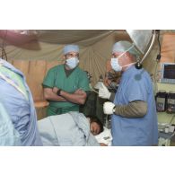 Au bloc opératoire de l'hôpital jordanien de Mazar e Charif, intervention chirurgicale orthopédique franco-jordanienne sur la jambe d'un patient afghan.