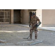 Soldat irakien des forces spéciales en reconnaissance au moyen d'un DHPM (détecteur électromagnétique de mines) dans le cadre d'un enseignement EOD (explosive ordnance disposal ou élément opérationnel de déminage et dépollution) dispensé par les formateurs du 2e REG de la Task Force Narvik à Bagdad.