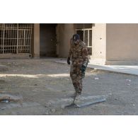 Soldat irakien des forces spéciales en reconnaissance au moyen d'un DHPM (détecteur électromagnétique de mines) dans le cadre d'un enseignement EOD (explosive ordnance disposal ou élément opérationnel de déminage et dépollution) dispensé par les formateurs du 2e REG de la Task Force Narvik à Bagdad.