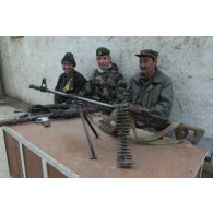 Portrait de groupe d'un capitaine légionnaire officier communication en compagnie de deux combattants de l'Alliance du Nord à l'aéroport de Mazar e Charif.