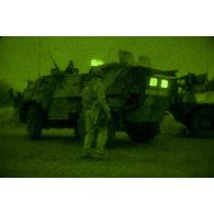 Les marsouins du 21e régiment d'infanterie de marine (21e RIMa) se préparent à faire route à bord de leur véhicule de l'avant blindé (VAB) vers Tombouctou, au Mali.