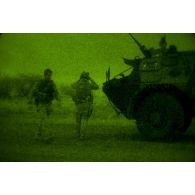 Les marsouins du 21e régiment d'infanterie de marine (21e RIMa) se préparent à faire route à bord de leur véhicule de l'avant blindé (VAB) vers Tombouctou, au Mali.