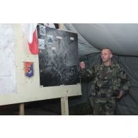 Visite du général d'armée Jean-Pierre Kelche, CEMA (chef d'état-major des armées) au détachement français à Mazar e Charif. Le lieutenant-colonel Bordachar, chef du détachement français, fait un exposé sur la situation dans la zone de responsabilité française.