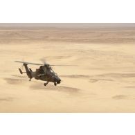 Un hélicoptère Tigre EC-665 HAP du 4e régiment d'hélicoptères des forces spéciales (4e RHFS) survole le désert malien.