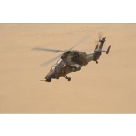 Un hélicoptère Tigre EC-665 HAP du 4e régiment d'hélicoptères des forces spéciales (4e RHFS) survole le désert malien.