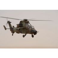 Un hélicoptère Tigre EC-665 HAP du 4e régiment d'hélicoptères des forces spéciales (4e RHFS) survole le désert malien.