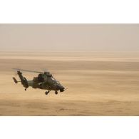 Un hélicoptère Tigre EC-665 HAP du 4e régiment d'hélicoptères des forces spéciales (4e RHFS) survole le désert malien.