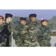 Cérémonie militaire du détachement français à l'aéroport de Mazar e Charif. Un capitaine du DTIA (détachement de transit interarmées) et des parachutistes du détachement français sur les rangs.