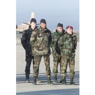 Cérémonie militaire du détachement français à l'aéroport de Mazar e Charif. Un capitaine du DTIA (détachement de transit interarmées) et un parachutiste du détachement français sur les rangs.