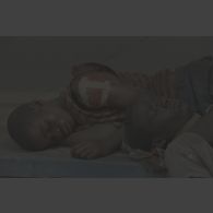 Portrait de deux réfugiés rwandais sommeillant par terre à proximité de  l'aéroport de Goma.