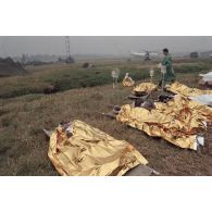 A l'aéroport de Goma, les secours sont débordés : des blessés perfusés et protégés par une couverture de survie occupent des brancards posés à même le sol.
