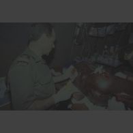 Sous une tente de la 14e antenne chirurgicale parachutiste (14e ACP) à l'aéroport de Goma, un médecin principal soigne un réfugié dont le corps est lacéré.
