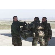 Désengagement du détachement français de Mazar e Charif par avion de transport. Manutention de paquetages par les personnels du DTIA (détachement de transit interarmes).