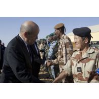 Le ministre de la Défense Jean-Yves Le Drian discute avec un aumônier protestant à Gao, au Mali.