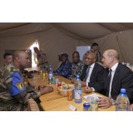 Le ministre de la Défense Jean-Yves Le Drian assiste à un briefing aux côtés de son homologue malien Soumeylou Boubèye Maïga à Gao, au Mali.