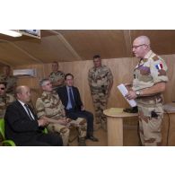 Le général de division Marc Foucaud dirige un point de situation auprès du ministre de la Défense Jean-Yves le Drian à Gao, au Mali.