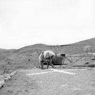 L'arrivée en hélicoptère Bell du général Fry, commandant la 2e DI US (2e division d'infanterie américaine), lors de sa visite au Bataillon français de l'ONU en Corée.