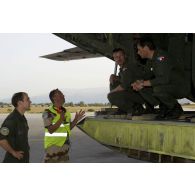 Lors de l'opération Harmattan, sur la base de la Sude en Crète, chargement d'un moteur dans un Transall C160.
