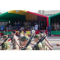 Défilé des soldats français et belges de l'European training mission in Mali (EUTM-M) devant la tribune officielle à Bamako, au Mali.