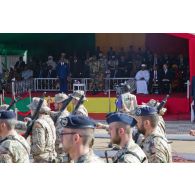Défilé des soldats espagnols et allemands de l'European training mission in Mali (EUTM-M) devant la tribune officielle à Bamako, au Mali.