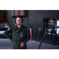 Un sergent-chef de l'armée de l'air procède au ravitaillement en kerosène d'un Hercules C-130 de l'escadron de transport (ET) 2/61 Franche-Comté sur l'aéroport de Kaboul.