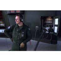 Un sergent-chef de l'armée de l'air procède au ravitaillement en kerosène d'un Hercules C-130 de l'escadron de transport (ET) 2/61 Franche-Comté sur l'aéroport de Kaboul.