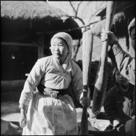 Femmes au travail dans un village coréen.