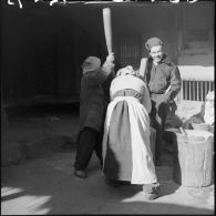 Femmes au travail dans un village coréen.