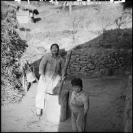Femme au travail dans un village coréen.