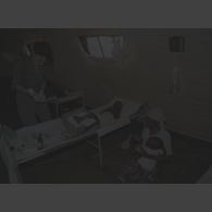 Un personnel féminin apporte des soins à un enfant équipé d'une broche à la jambe dans un lit sous une tente de l'élément militaire medical d'intervention rapide (EMMIR) à Cyangugu.