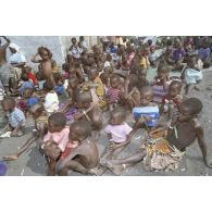 Jeunes enfants regroupés, surveillés et soignés dans un camp de réfugiés.