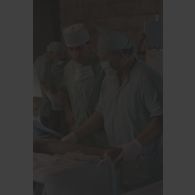Préparation de la jambe du patient lors de l'opération chirurgicale en coopération franco-israélienne à Goma.