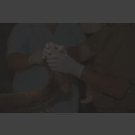 Préparation de la jambe du patient lors de l'opération chirurgicale en coopération franco-israélienne à Goma.