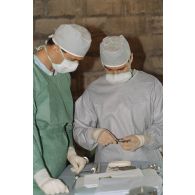 Préparation des instruments médicaux lors de l'opération chirurgicale en coopération franco-israélienne à Goma.