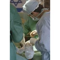 Opération chirurgicale sur la jambe d'un patient en coopération franco-israélienne à Goma.