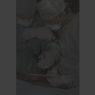 Mise en place d'une broche sur la jambe du patient lors de l'opération chirurgicale en coopération franco-israélienne à Goma.
