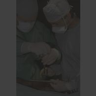 Mise en place d'une broche sur la jambe du patient lors de l'opération chirurgicale en coopération franco-israélienne à Goma.