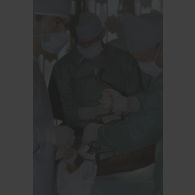 Mise en place d'une broche sur la jambe du patient lors de l'opération chirurgicale en coopération franco-israélienne à Goma.