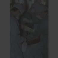 Mise en place d'une broche sur la jambe du patient lors de l'opération chirurgicale en coopération franco-israélienne à Goma.